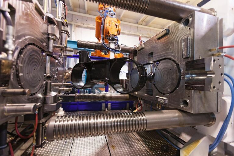 Contract manufacturing injection molding process with robotic plastic part removal